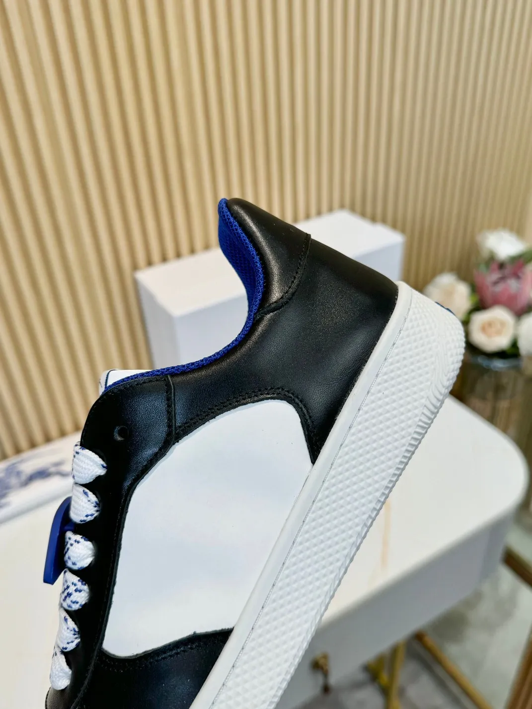 Men's men's shoes 💰560 Burberry's 2024 hot model is released. After three years, the classic plaid returns. It is versatile and decorated with worsted Burberry plaid pattern. Featuring a mesh lining and checkered laces, the rubber sole features the archive Burberry monogram. From Burberry's iconic collection, these wardrobe staples are interpreted with the brand's signature style.   ✅Fabric: classic cotton + silk cowhide ✅Lining: original board lining, silk cowhide lining ✅Outsole: TPU ✅Color: black/white ✅Code number: 35-45 for men and women (35, 45 customized)